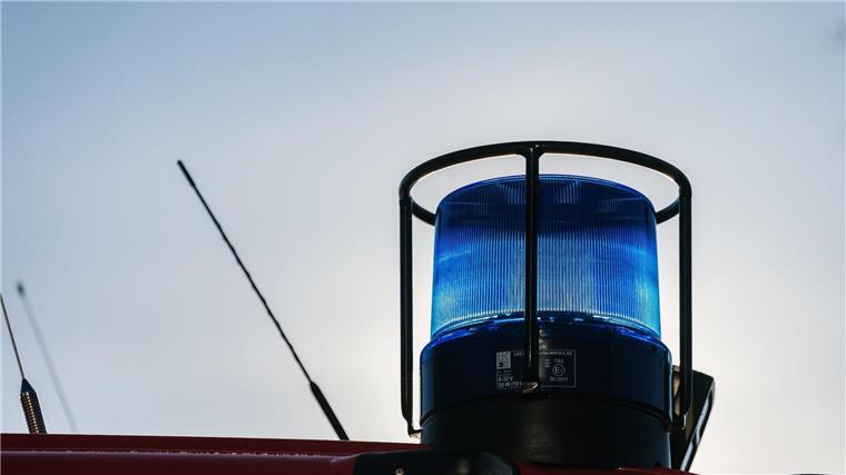 Ein Blaulicht auf dem Dach eines Einsatzfahrzeugs der Feuerwehr.