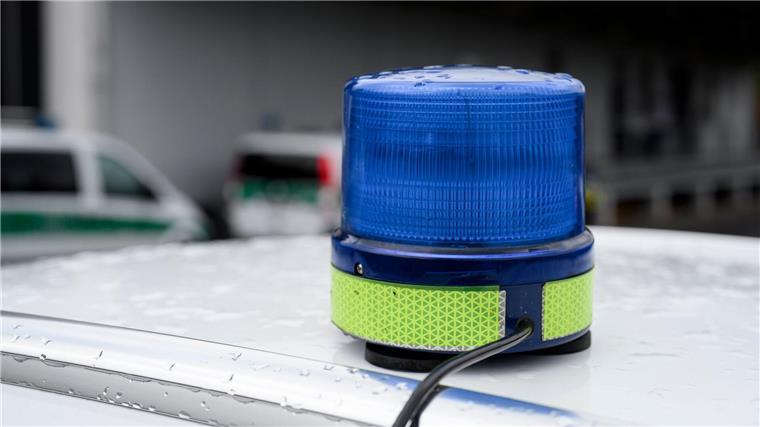 Ein Blaulicht auf einem Einsatzfahrzeug der Polizei.