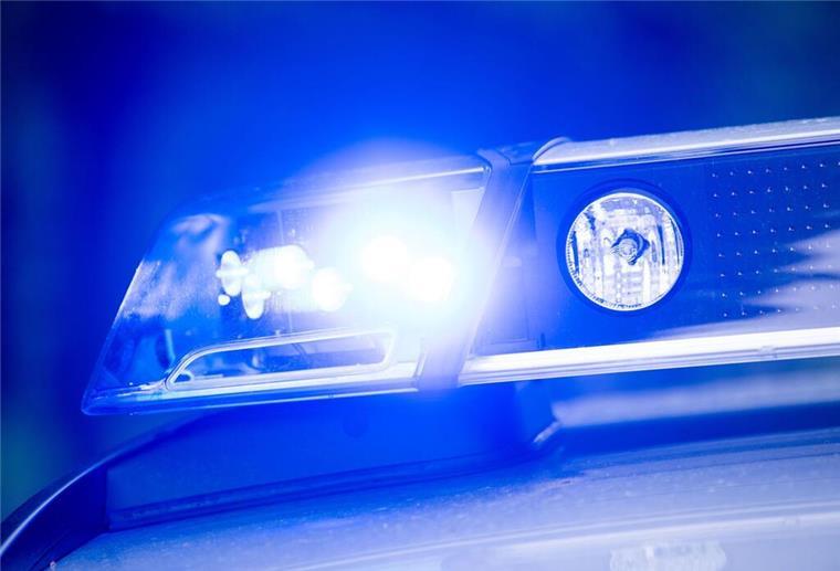 Delmenhorst: Betrunkener Mann schleudert Kaninchen auf die Straße Ein Blaulicht leuchtet an einer Polizeistreife. (zu dpa: «Zweite Festnahme nach Leichenfund auf Bremer Friedhof»)