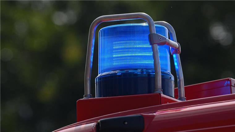 Ursache von Explosion in Bremer Wohnhaus weiter unklar Ein Blaulicht leuchtet auf dem Dach eines Einsatzfahrzeugs der Feuerwehr.