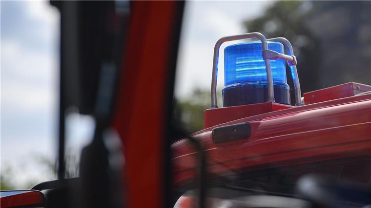 Ein Blaulicht leuchtet auf dem Dach eines Einsatzfahrzeugs der Feuerwehr.