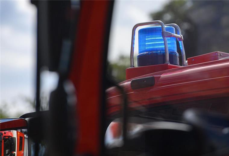 Drei Kühe fallen in eine Güllegrube - eine Kuh stirbt Ein Blaulicht leuchtet auf dem Dach eines Einsatzfahrzeugs der Feuerwehr.