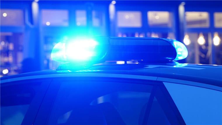 Ein Blaulicht leuchtet auf dem Dach eines Polizeiautos während einer Polizeiabsperrung.