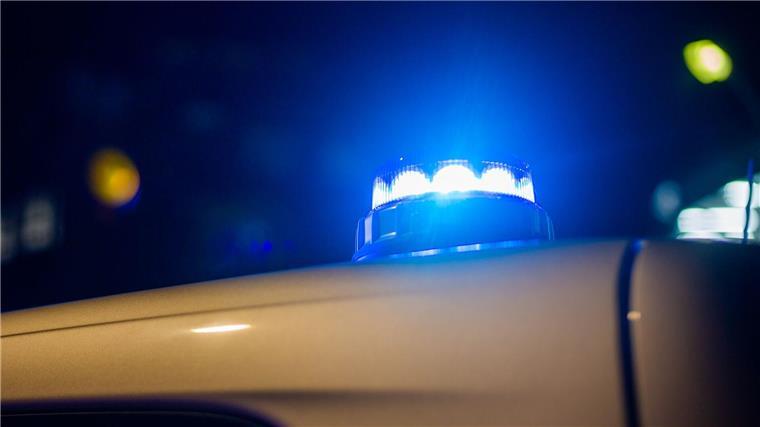 Sturm drückt Fährschiff in Neuharlingersiel an Land Ein Blaulicht leuchtet auf dem Dach eines Polizeifahrzeugs.