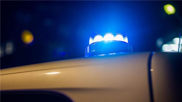 Rechtsmediziner sollen Identität von Kinderleiche klären Ein Blaulicht leuchtet auf dem Dach eines Polizeifahrzeugs.