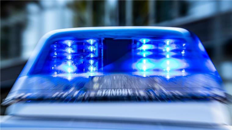 Leiche in ausgebrannter Scheune entdeckt Ein Blaulicht leuchtet auf dem Dach eines Polizeiwagens.