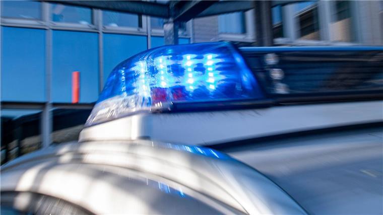 Raser begründet Alkoholfahrt mit Liebeschaos Ein Blaulicht leuchtet auf dem Dach eines Polizeiwagens.