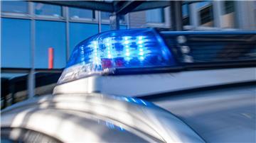 Ein Blaulicht leuchtet auf dem Dach eines Polizeiwagens.