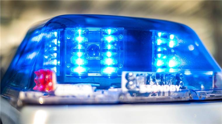Alkohol am Steuer: Wagen prallt frontal in Fahrschulauto Ein Blaulicht leuchtet auf dem Dach eines Polizeiwagens.