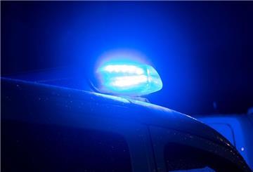Ein Blaulicht leuchtet auf dem Dach eines Polizeiwagens.
