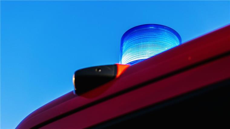 Feuerwehrleute ziehen Kleinwagen aus der Weser Ein Blaulicht leuchtet auf einem Einsatzfahrzeug der Feuerwehr.