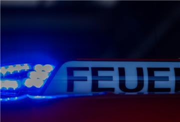 Ein Blaulicht leuchtet auf einem Feuerwehrwagen. Die Feuerwehr musste am Sonntagabend während des Gewitters im Landkreis Diepholz zu einem Dachstuhlbrand ausrücken.