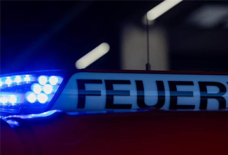 Ein Blaulicht leuchtet auf einem Feuerwehrwagen. Für drei Menschen kam die Hilfe der Brandbekämpfer in der Nacht zu Samstag in Bremen-Osterholz leider zu spät. (Symbolbild)
