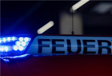 Ein Blaulicht leuchtet auf einem Feuerwehrwagen. Für drei Menschen kam die Hilfe der Brandbekämpfer in der Nacht zu Samstag in Bremen-Osterholz leider zu spät. (Symbolbild)