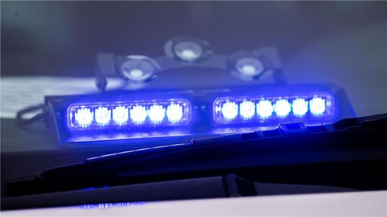 Angestellte bei Tankstellenüberfall mit Messer bedroht Ein Blaulicht leuchtet unter der Frontscheibe eines Einsatzfahrzeugs der Polizei.