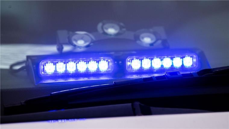 Betrunkener attackiert Polizisten Ein Blaulicht leuchtet unter der Frontscheibe eines Einsatzfahrzeugs der Polizei.