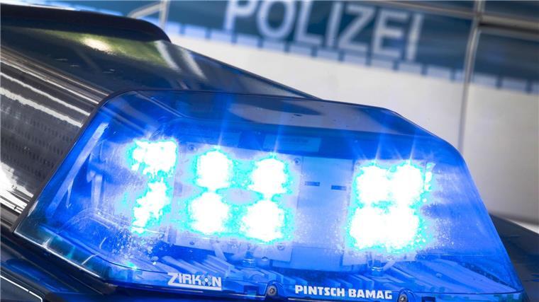 Fahrscheinautomat in Bremen gesprengt Ein Blaulicht leuchtet während eines Einsatzes auf dem Dach eines Polizeiwagens.