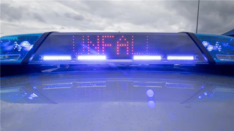 Unfall auf A7: Hund stirbt, Motorradfahrer schwer verletzt Ein Blaulicht und eine LED-Anzeige leuchten auf dem Dach eines Polizeifahrzeugs.