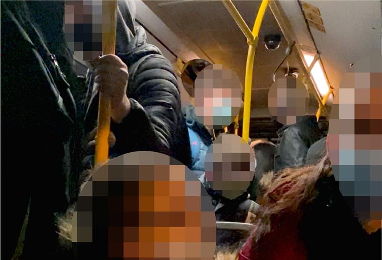 Diskussion um Filter für Schulbusse Kinder stehen dicht an dicht in einem Schulbus