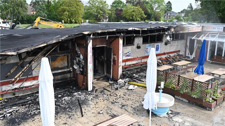 Brand in Emder Freibad: Angeklagte zu Haftstrafen verurteilt Ein Blick auf die Ausgebrannten Umkleidekabinen des Schwimmbads Ein Feuer im Van-Ameren-Bad in Emden sorgte für einen Großeinsatz.