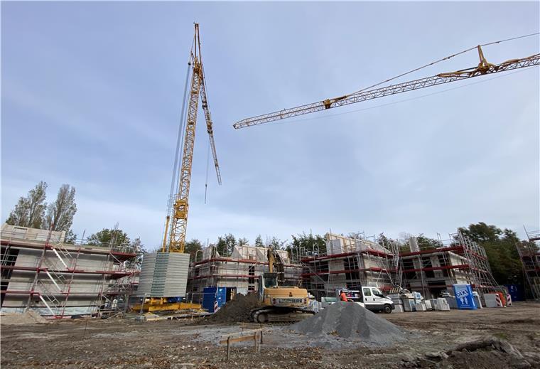 Ein Blick auf die Baustelle: Fünf Gebäude sind bereits so weit errichtet, dass in Kürze die Zimmerer für den Dachstuhl anrücken werden.