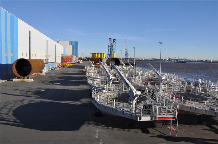 Ein Blick auf die Pier des Offshore-Unternehmens Steelwind in Nordenham-Blexen.