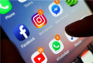 Ein Blick auf ein Smartphone mit verschiedenen Social Media Apps, wie Facebook, Instagram, und WhatsApp.