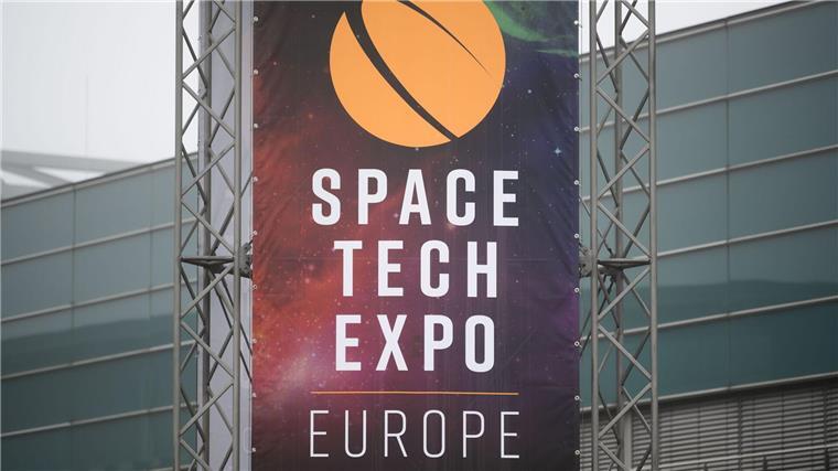 Fachmesse Space Tech: Wettbewerb in der Raumfahrt nimmt zu Ein Blick auf einen Aushang mit dem Namen des Space Tech Expo Europe außerhalb der Messehalle.