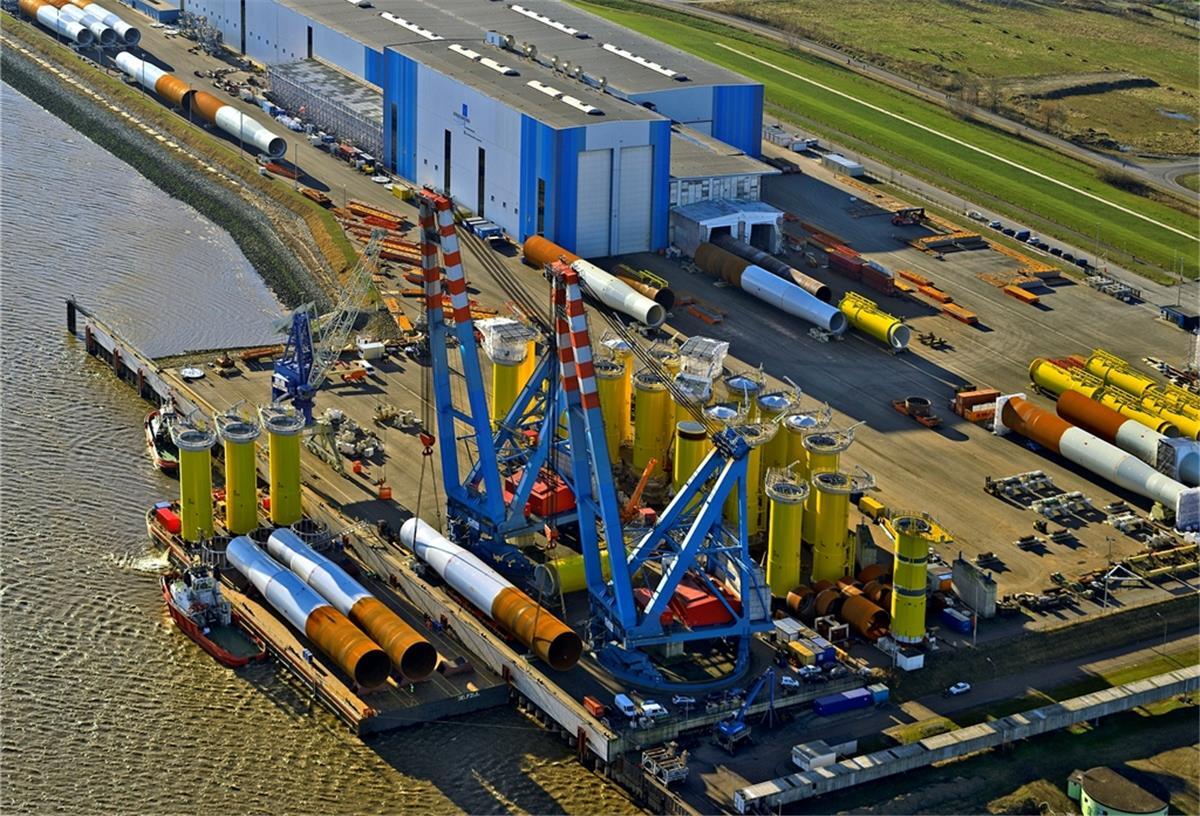 Steelwind: Mit Rückenwind aus der Krise Ein Blick aus der Luft auf Steelwind in Blexen.