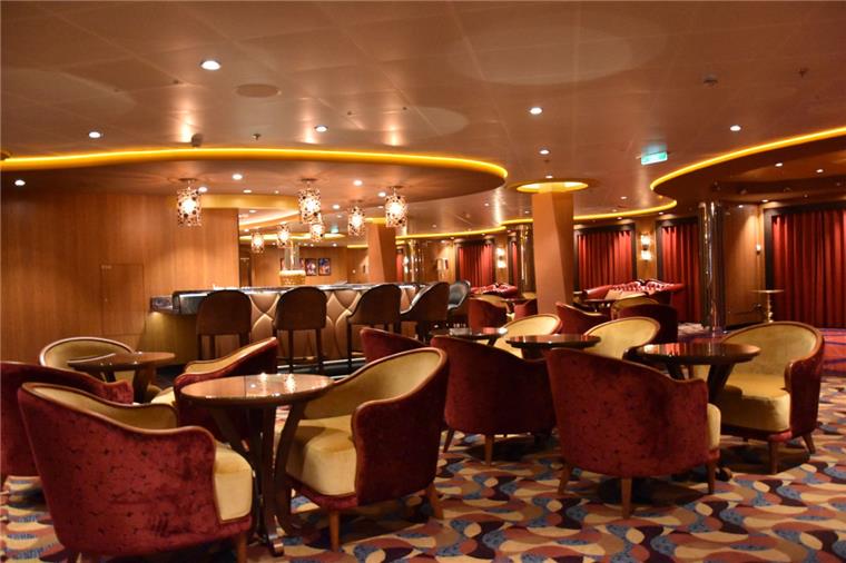 Gleicher Ort, andere Zeit: Das "Boleros" am Tag und in der Nacht Ovation of the Seas