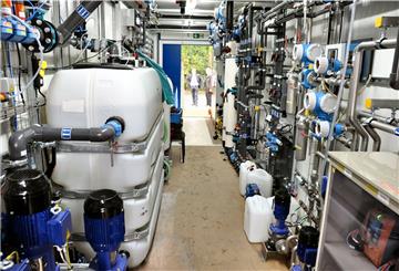Ein Blick in den Technik-Container zur Aufbereitung von Abwasser zu industriellem Brauchwasser in der Nordenhamer Kläranlage.