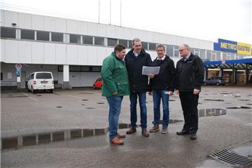 Ein Blick in die Umbaupläne für Debstedt (von links): Pascal Schepers, Raiffeisen-Geschäftsführer Hauke Bronsema, Johann Wahlers vom Vorstand und Claus Sancken. 