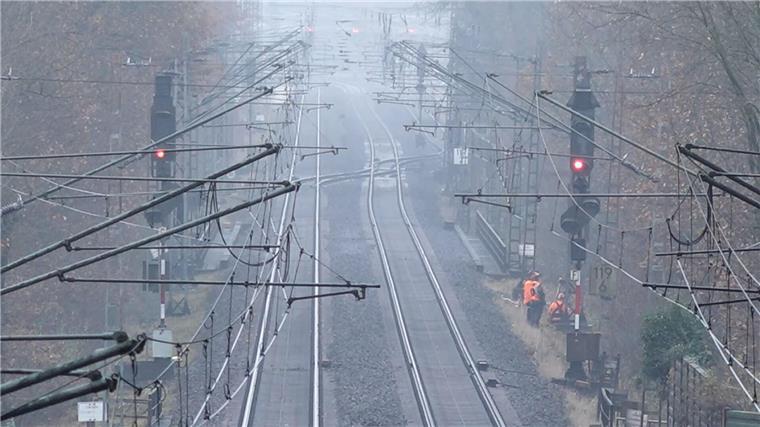 Ein Blitz ist an der Bahnstrecke zwischen Lüneburg und Uelzen eingeschlagen – und sorgte für Zugausfälle und Verspätungen im Verkehr in Deutschland.