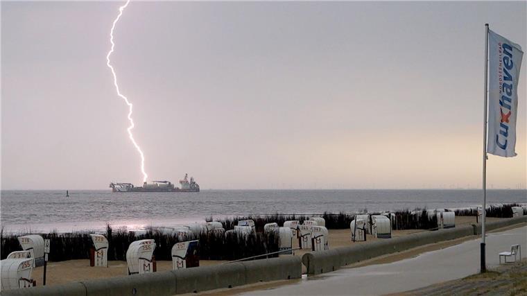 Ein Blitz über der Nordsee. Für ganz Niedersachsen erfasste eine Infostelle mehr als 2.000 Blitzen einen Jahreshöchstwert. 