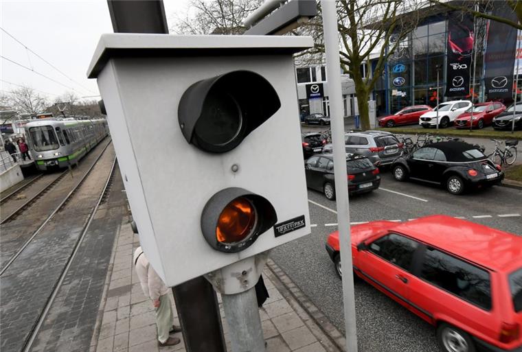 Hier stehen die Blitzer in Bremerhaven und dem Cuxland Ein Blitzer steht an einer Straße.