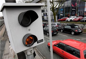 Ein Blitzer steht an einer Straße.