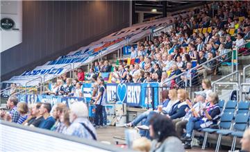 Ein Block war mit der Fanclub-Fahne belegt, ein anderer hinter einem Vorhang verschwunden: Das Bonn-Spiel sahen nur 1063 Zuschauer.