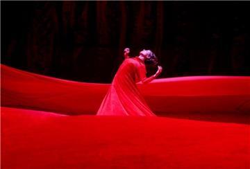 Ein blutrotes Kleid, 12 Meter lang, 14 Meter breit und 40 Kilo schwer, prägt die Choreografie "Reading Tosca".