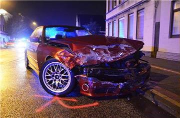 Ein BMW-Fahrer hat auf der Stresemannstraße am späten Montagabend die Kontrolle über sein Auto verloren. Die Unfall-Ursache ist noch unklar.