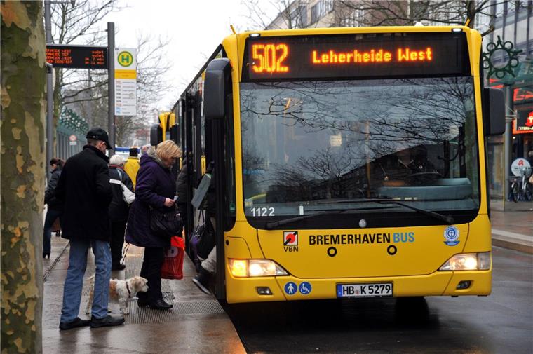 BMW-Fahrer zwingt Linienbus absichtlich zu Vollbremsung: Senior stürzt und verletzt sich Ein BMW-Fahrer hat einen Linienbus zu einer Vollbremsung gezwungen, bei der sich ein Mann verletzte.