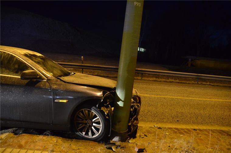 Hafentunnel-Baustelle: BMW kracht ungebremst gegen Lichtmast Ein BMW ist am Dienstagmorgen in Bremerhaven von der Straße abgekommen.