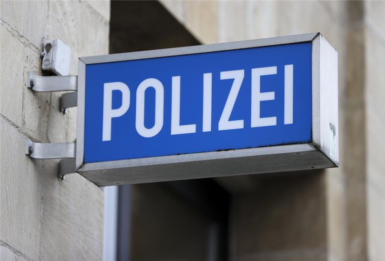 Nach Böhmermann-Aktion: Ermittlungen gegen Bremer Polizist Das Schild „Polizei“ an einem Polizeirevier.