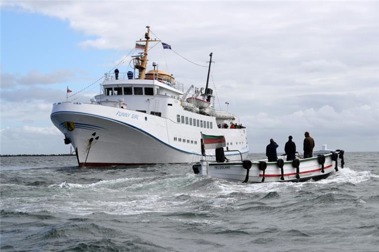 Helgoland testet erstes Elektro-Börteboot Ein Börteboot ist auf dem Weg zu dem Ausflugsschiff Funny Girl. Das erste Börteboot mit Elektromotor soll von Mitte Mai an vor Helgoland getestet werden.