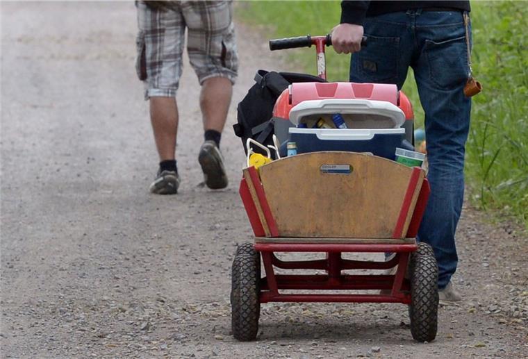 Vatertag 2021: Was ist erlaubt und wer macht auf? Ein Bollerwagen wird am Vatertag gezogen.