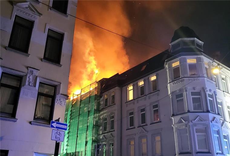 Ein Brand hat in Lehe in der Nacht zu Sonntag einen Großeinsatz der Feuerwehr ausgelöst. Die Flammen waren auch aus der Ferne zu sehen.