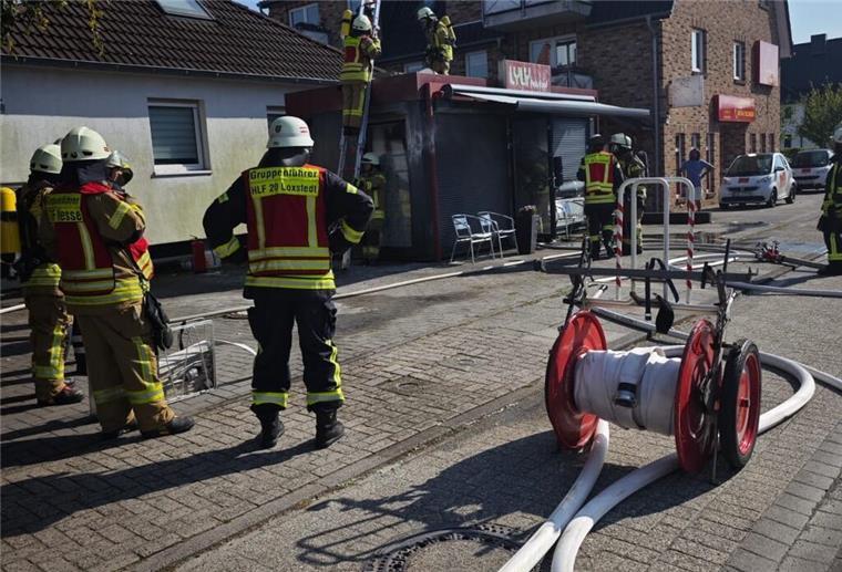 Großeinsatz in Loxstedt: Imbiss-Container steht in Flammen Ein Brand im Küchenbereich zerstörte am Sonntagmittag den Verkaufscontainer eines Imbisses in Loxstedt.