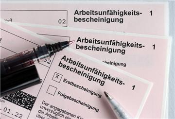Eine Arbeitsunfähgkeitsbescheinigung liegt auf dem Tisch. Ein Bremerhavener Arzt erklärt, was die häuftigsten Tricks bei gefakten Krankmeldungen sind. 