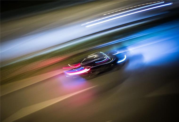 Bremerhavener provoziert Autorennen mit Polizei auf A27 Zu Lichtspuren verwischt sind die Fahrzeuge auf der Autobahn 661.