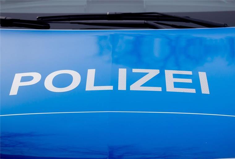 Bremerhavener schlägt mit Gullydeckel Polizei-Tür ein ARCHIV - Der Polizei-Schriftzug steht auf einem Einsatzfahrzeug. Foto: Christoph Soeder/dpa/Symbolbild