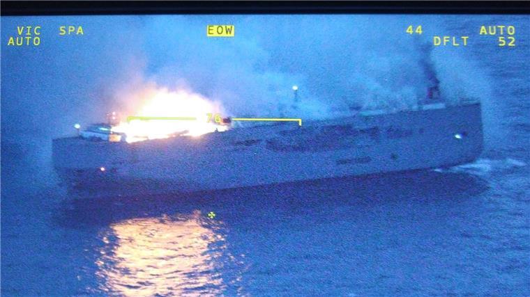 Bürgermeister: Sinken von Autofrachter wäre das Schlimmste Ein brennender Frachter in der Nordsee mit Markierungen auf einem Bildschirm.